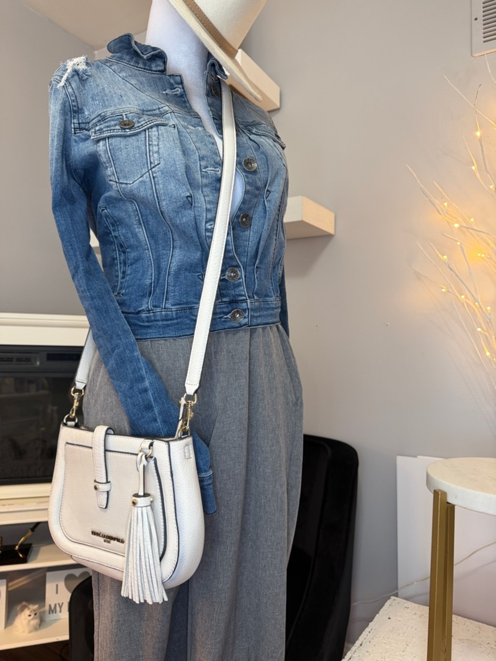 KARLLAGERFELD (Paris)  EUC cream leather crossbodytassel.Adj remove strap